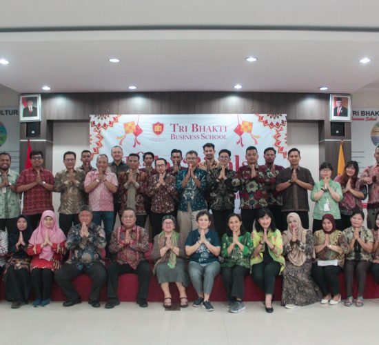 Seluruh sivitas akademika yang tediri dari dosen, staf, OB, dan Satpam berfoto bersama dan mengucapkan mohon maaf lahir dan batin