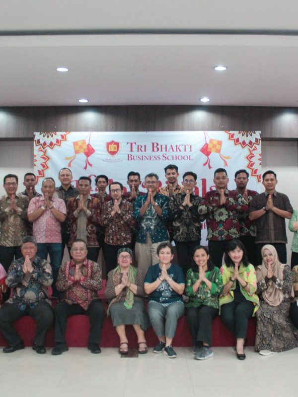 Seluruh sivitas akademika yang tediri dari dosen, staf, OB, dan Satpam berfoto bersama dan mengucapkan mohon maaf lahir dan batin