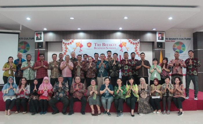 Seluruh sivitas akademika yang tediri dari dosen, staf, OB, dan Satpam berfoto bersama dan mengucapkan mohon maaf lahir dan batin