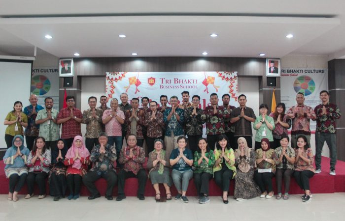 Seluruh sivitas akademika yang tediri dari dosen, staf, OB, dan Satpam berfoto bersama dan mengucapkan mohon maaf lahir dan batin
