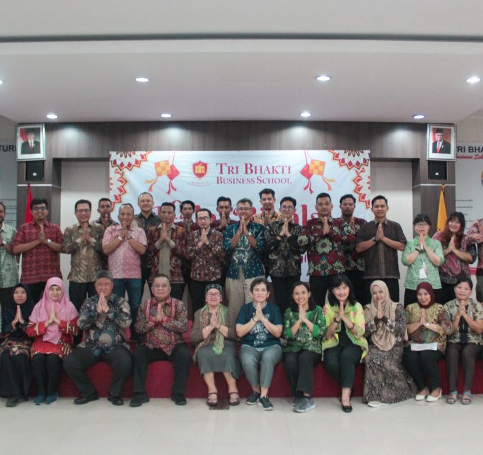 Seluruh sivitas akademika yang tediri dari dosen, staf, OB, dan Satpam berfoto bersama dan mengucapkan mohon maaf lahir dan batin