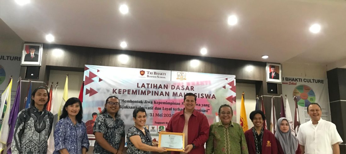Foto bersama dan pemberian cendramata dari Helen Irawati Tobing selaku pengawas yayasan prima bina bangsa kepada Donny de Keizer, foto bersama juga di dampingi oleh Drs. Widyatmoko, M.M. M.IKOM, Ketua TBBS, Triana Revelina S.T., M.M., Deni Afrizal, S.E.