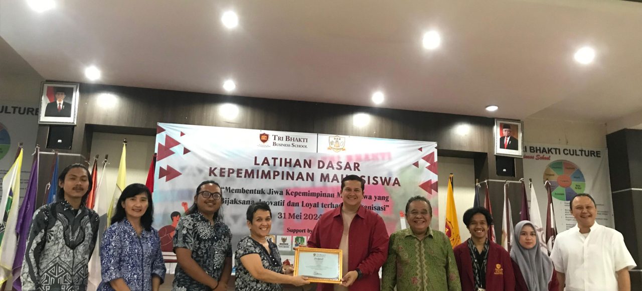 Foto bersama dan pemberian cendramata dari Helen Irawati Tobing selaku pengawas yayasan prima bina bangsa kepada Donny de Keizer, foto bersama juga di dampingi oleh Drs. Widyatmoko, M.M. M.IKOM, Ketua TBBS, Triana Revelina S.T., M.M., Deni Afrizal, S.E.