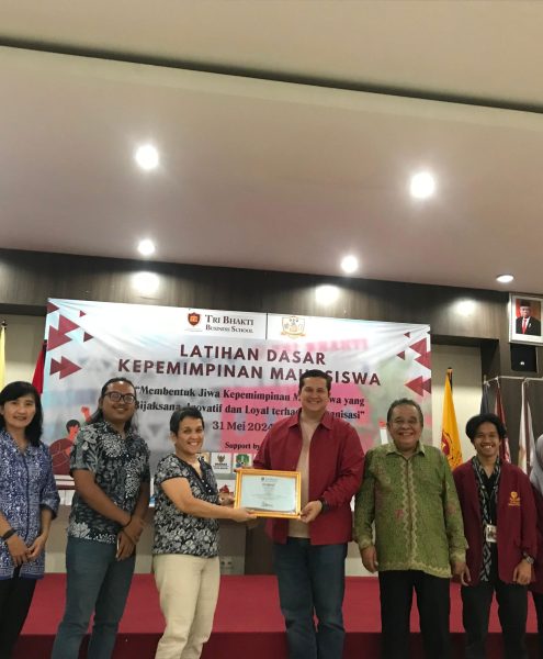 Foto bersama dan pemberian cendramata dari Helen Irawati Tobing selaku pengawas yayasan prima bina bangsa kepada Donny de Keizer, foto bersama juga di dampingi oleh Drs. Widyatmoko, M.M. M.IKOM, Ketua TBBS, Triana Revelina S.T., M.M., Deni Afrizal, S.E.