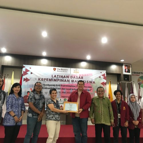 Foto bersama dan pemberian cendramata dari Helen Irawati Tobing selaku pengawas yayasan prima bina bangsa kepada Donny de Keizer, foto bersama juga di dampingi oleh Drs. Widyatmoko, M.M. M.IKOM, Ketua TBBS, Triana Revelina S.T., M.M., Deni Afrizal, S.E.