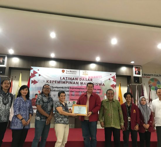 Foto bersama dan pemberian cendramata dari Helen Irawati Tobing selaku pengawas yayasan prima bina bangsa kepada Donny de Keizer, foto bersama juga di dampingi oleh Drs. Widyatmoko, M.M. M.IKOM, Ketua TBBS, Triana Revelina S.T., M.M., Deni Afrizal, S.E.