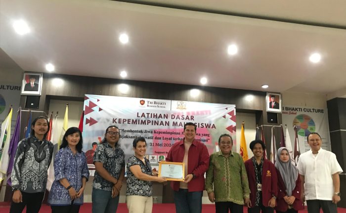 Foto bersama dan pemberian cendramata dari Helen Irawati Tobing selaku pengawas yayasan prima bina bangsa kepada Donny de Keizer, foto bersama juga di dampingi oleh Drs. Widyatmoko, M.M. M.IKOM, Ketua TBBS, Triana Revelina S.T., M.M., Deni Afrizal, S.E.