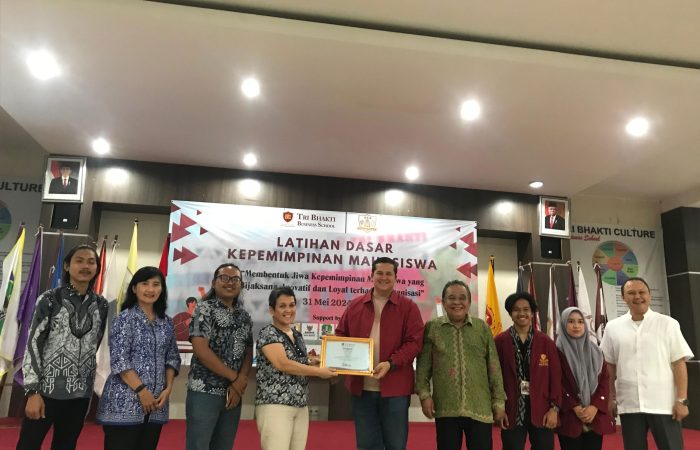 Foto bersama dan pemberian cendramata dari Helen Irawati Tobing selaku pengawas yayasan prima bina bangsa kepada Donny de Keizer, foto bersama juga di dampingi oleh Drs. Widyatmoko, M.M. M.IKOM, Ketua TBBS, Triana Revelina S.T., M.M., Deni Afrizal, S.E.