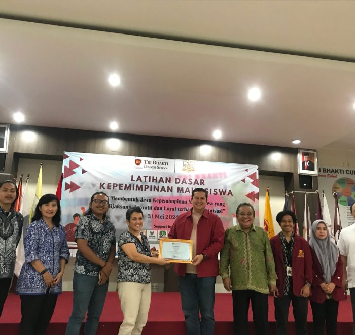 Foto bersama dan pemberian cendramata dari Helen Irawati Tobing selaku pengawas yayasan prima bina bangsa kepada Donny de Keizer, foto bersama juga di dampingi oleh Drs. Widyatmoko, M.M. M.IKOM, Ketua TBBS, Triana Revelina S.T., M.M., Deni Afrizal, S.E.