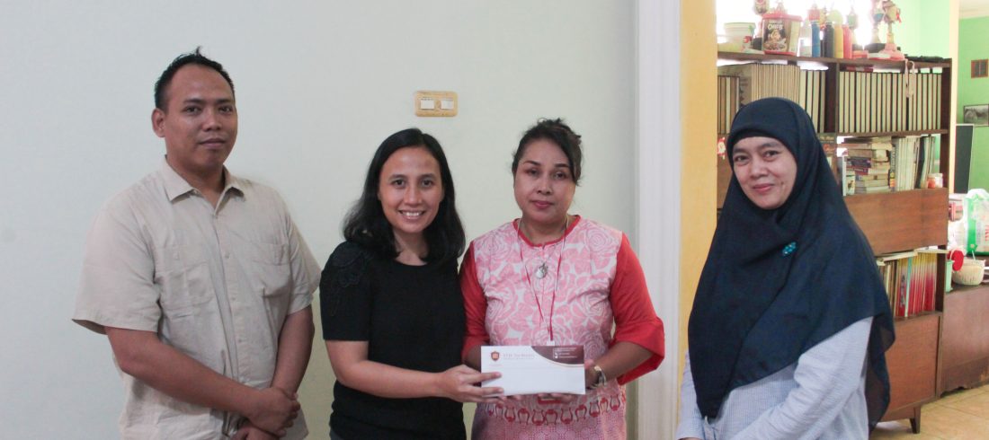 Foto Bersamaoleh Wakil Ketua II, Keri Boru Hotang, SE., M.Ak., Ketua Program Studi Manajemen, Dr. Sofia Maulida, SE., MM., Supervisor Marketing, Dimas Prabowo, M.Pd., dan Orang Tua dari Tirza Fenanda Ardiantoro.