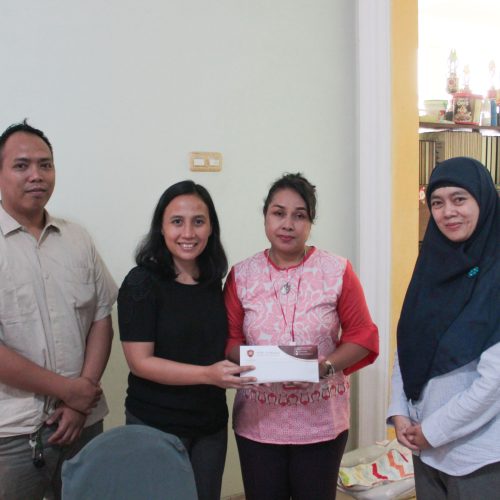 Foto Bersamaoleh Wakil Ketua II, Keri Boru Hotang, SE., M.Ak., Ketua Program Studi Manajemen, Dr. Sofia Maulida, SE., MM., Supervisor Marketing, Dimas Prabowo, M.Pd., dan Orang Tua dari Tirza Fenanda Ardiantoro.
