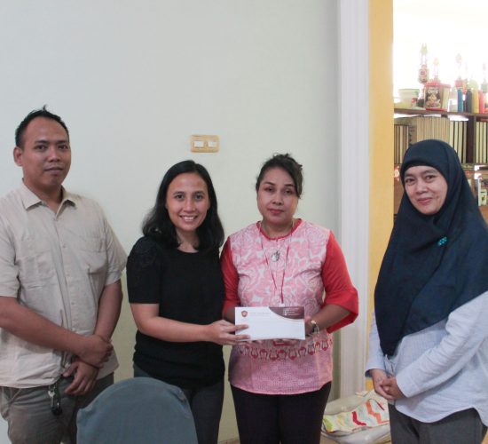 Foto Bersamaoleh Wakil Ketua II, Keri Boru Hotang, SE., M.Ak., Ketua Program Studi Manajemen, Dr. Sofia Maulida, SE., MM., Supervisor Marketing, Dimas Prabowo, M.Pd., dan Orang Tua dari Tirza Fenanda Ardiantoro.