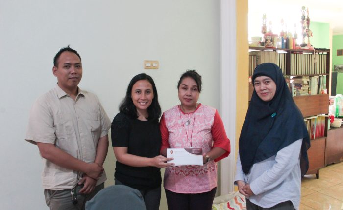 Foto Bersamaoleh Wakil Ketua II, Keri Boru Hotang, SE., M.Ak., Ketua Program Studi Manajemen, Dr. Sofia Maulida, SE., MM., Supervisor Marketing, Dimas Prabowo, M.Pd., dan Orang Tua dari Tirza Fenanda Ardiantoro.