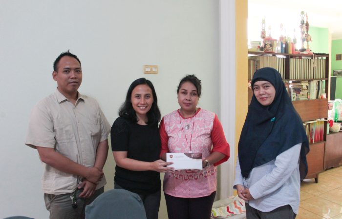 Foto Bersamaoleh Wakil Ketua II, Keri Boru Hotang, SE., M.Ak., Ketua Program Studi Manajemen, Dr. Sofia Maulida, SE., MM., Supervisor Marketing, Dimas Prabowo, M.Pd., dan Orang Tua dari Tirza Fenanda Ardiantoro.