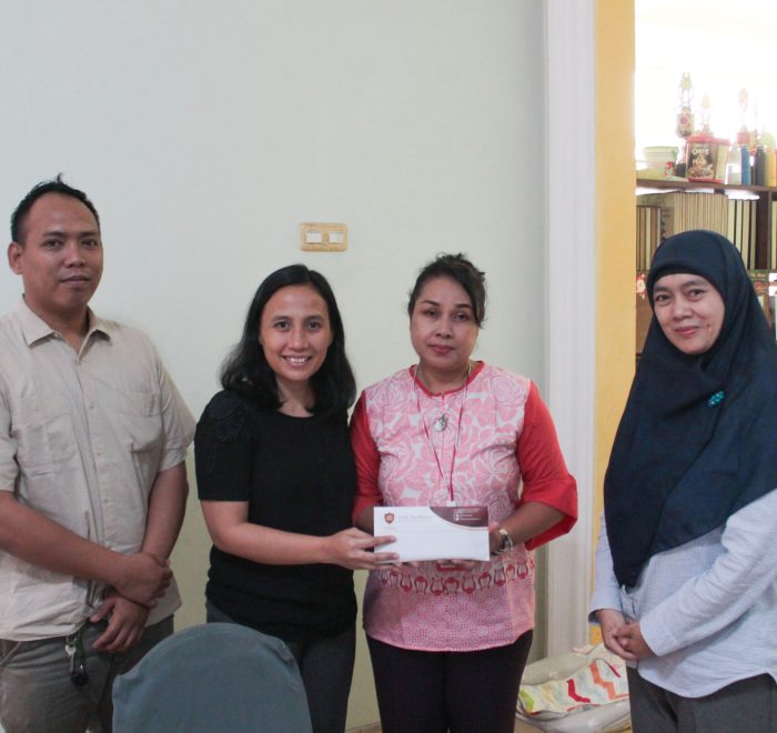 Foto Bersamaoleh Wakil Ketua II, Keri Boru Hotang, SE., M.Ak., Ketua Program Studi Manajemen, Dr. Sofia Maulida, SE., MM., Supervisor Marketing, Dimas Prabowo, M.Pd., dan Orang Tua dari Tirza Fenanda Ardiantoro.