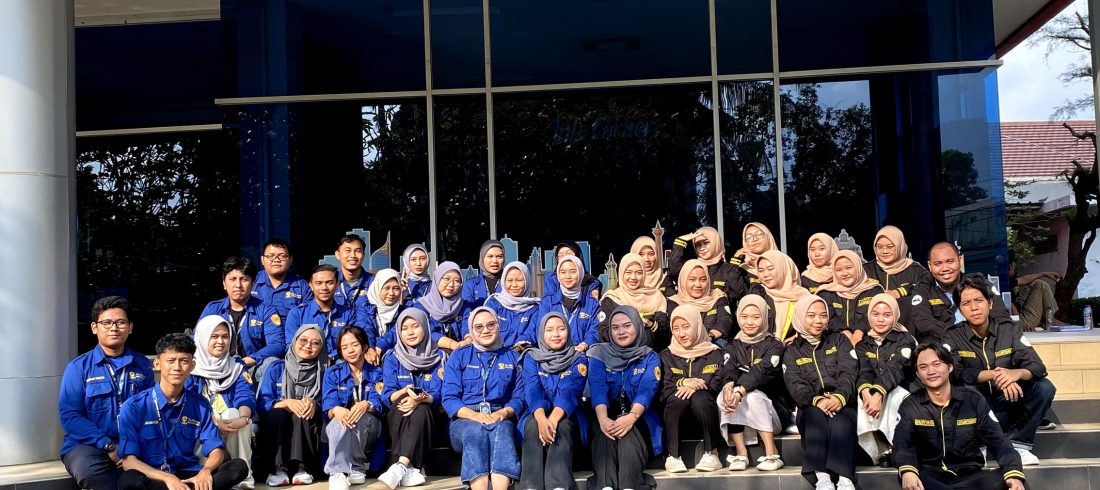 Foto Bersama Antara Himpunan Mahasiswa Akuntansi Tri Bhakti Business School & Himpunan Mahasiswa Akuntansi Universitas Asy-Syafi’iyah. HIMMA TBBS & HIMSI UIA