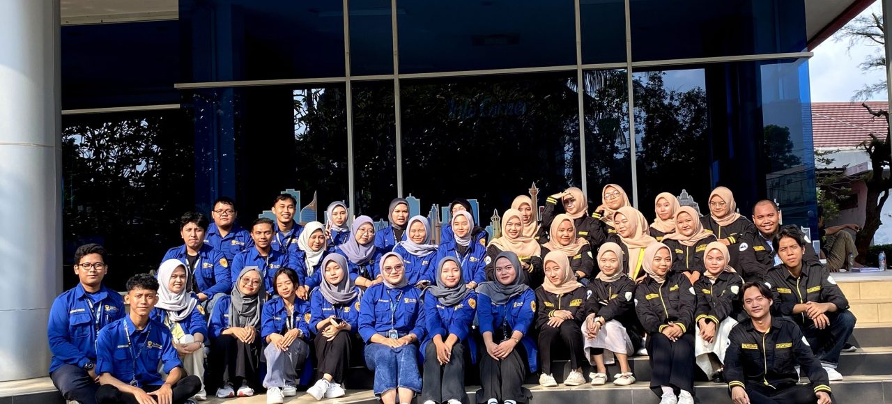 Foto Bersama Antara Himpunan Mahasiswa Akuntansi Tri Bhakti Business School & Himpunan Mahasiswa Akuntansi Universitas Asy-Syafi’iyah. HIMMA TBBS & HIMSI UIA