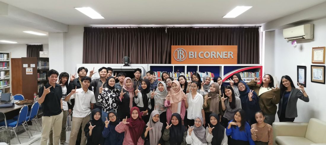 Foto bersama peserta Literasi Informasi 4 di BI Corner Tri Bhakti Business School bersama Sri Subiyanti, S.I.Pus., selaku Pustakawan