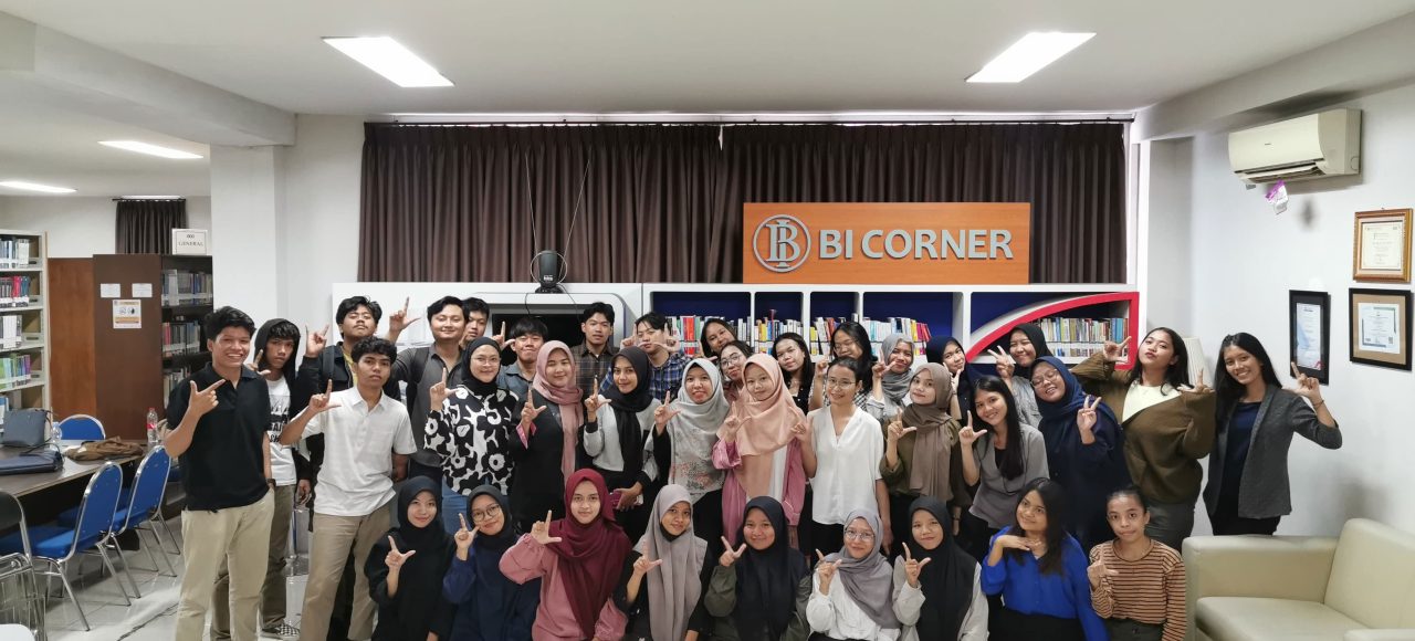Foto bersama peserta Literasi Informasi 4 di BI Corner Tri Bhakti Business School bersama Sri Subiyanti, S.I.Pus., selaku Pustakawan