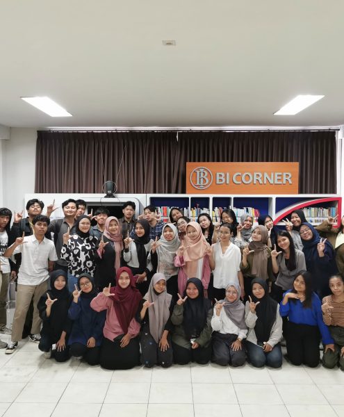 Foto bersama peserta Literasi Informasi 4 di BI Corner Tri Bhakti Business School bersama Sri Subiyanti, S.I.Pus., selaku Pustakawan