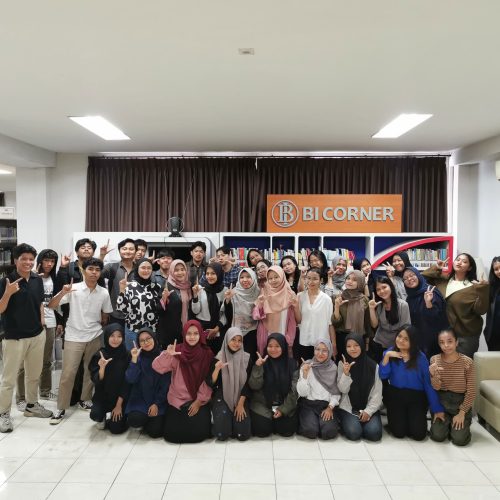 Foto bersama peserta Literasi Informasi 4 di BI Corner Tri Bhakti Business School bersama Sri Subiyanti, S.I.Pus., selaku Pustakawan