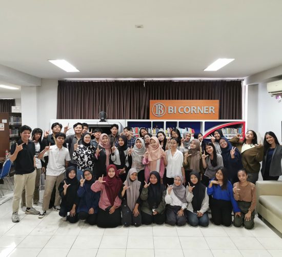 Foto bersama peserta Literasi Informasi 4 di BI Corner Tri Bhakti Business School bersama Sri Subiyanti, S.I.Pus., selaku Pustakawan