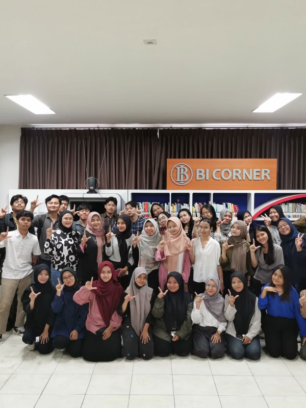Foto bersama peserta Literasi Informasi 4 di BI Corner Tri Bhakti Business School bersama Sri Subiyanti, S.I.Pus., selaku Pustakawan