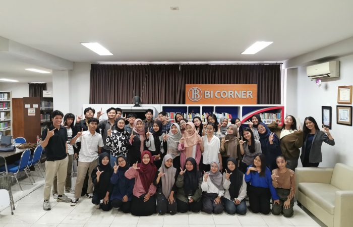 Foto bersama peserta Literasi Informasi 4 di BI Corner Tri Bhakti Business School bersama Sri Subiyanti, S.I.Pus., selaku Pustakawan