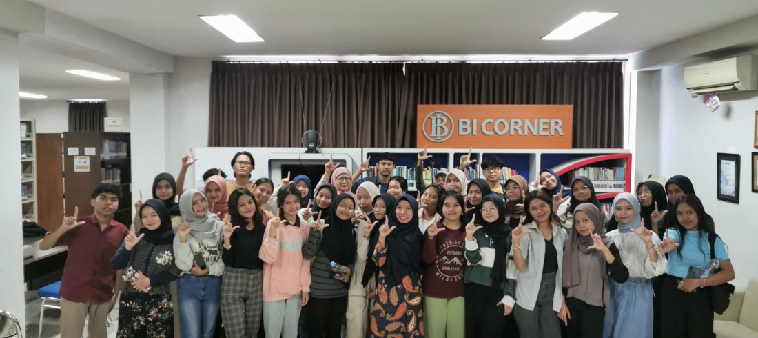 foto bersama peserta kelas literasi 5 di perpustakaan BI Corner Tri Bhakti Business School bersama Sri Subiyanti, S.I.Pus