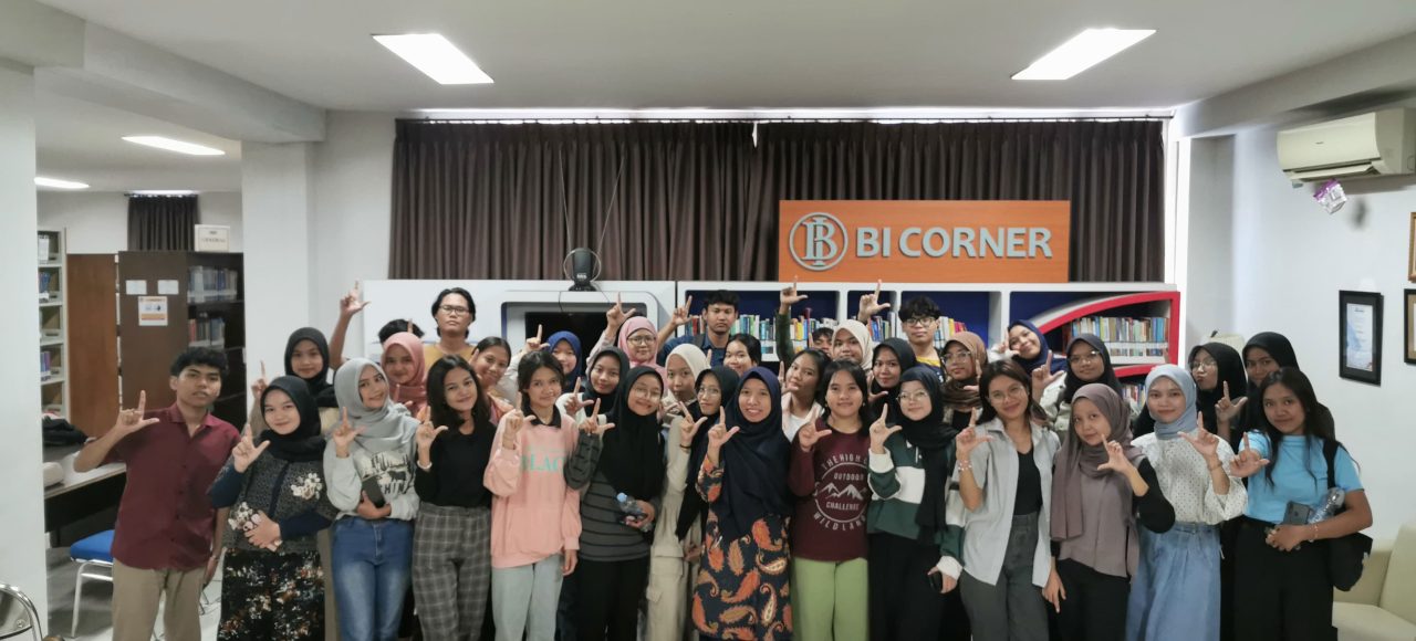 foto bersama peserta kelas literasi 5 di perpustakaan BI Corner Tri Bhakti Business School bersama Sri Subiyanti, S.I.Pus