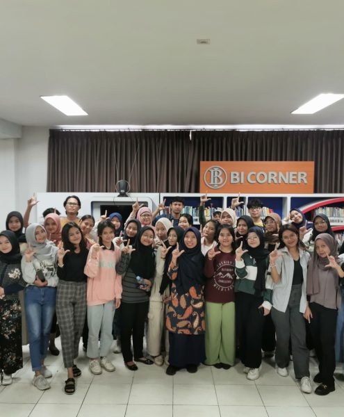 foto bersama peserta kelas literasi 5 di perpustakaan BI Corner Tri Bhakti Business School bersama Sri Subiyanti, S.I.Pus
