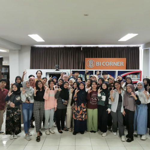 foto bersama peserta kelas literasi 5 di perpustakaan BI Corner Tri Bhakti Business School bersama Sri Subiyanti, S.I.Pus