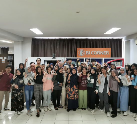 foto bersama peserta kelas literasi 5 di perpustakaan BI Corner Tri Bhakti Business School bersama Sri Subiyanti, S.I.Pus