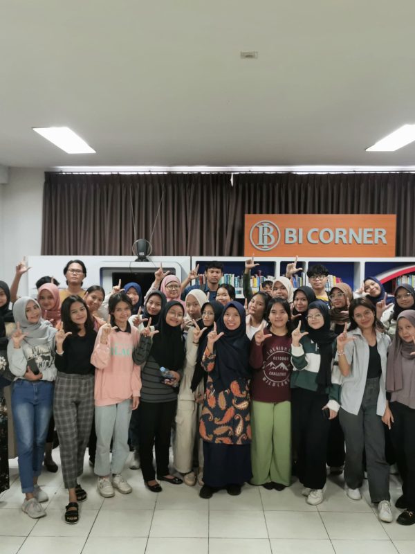 foto bersama peserta kelas literasi 5 di perpustakaan BI Corner Tri Bhakti Business School bersama Sri Subiyanti, S.I.Pus