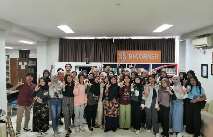 foto bersama peserta kelas literasi 5 di perpustakaan BI Corner Tri Bhakti Business School bersama Sri Subiyanti, S.I.Pus