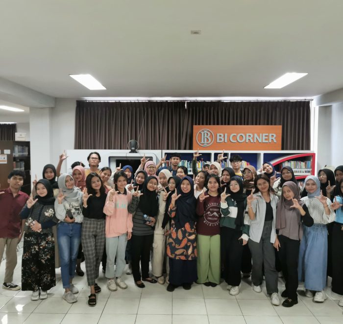 foto bersama peserta kelas literasi 5 di perpustakaan BI Corner Tri Bhakti Business School bersama Sri Subiyanti, S.I.Pus
