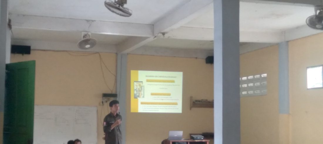 Mahasiswa Kelompok Studi Pasar Modal Tri Bhakti Business School memaparkan materi di SMK YAPIN Kota Bekasi