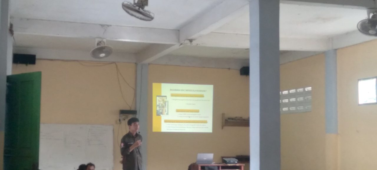 Mahasiswa Kelompok Studi Pasar Modal Tri Bhakti Business School memaparkan materi di SMK YAPIN Kota Bekasi
