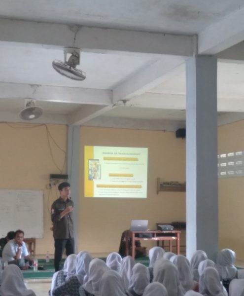 Mahasiswa Kelompok Studi Pasar Modal Tri Bhakti Business School memaparkan materi di SMK YAPIN Kota Bekasi