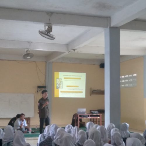Mahasiswa Kelompok Studi Pasar Modal Tri Bhakti Business School memaparkan materi di SMK YAPIN Kota Bekasi