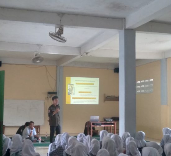 Mahasiswa Kelompok Studi Pasar Modal Tri Bhakti Business School memaparkan materi di SMK YAPIN Kota Bekasi