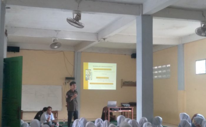 Mahasiswa Kelompok Studi Pasar Modal Tri Bhakti Business School memaparkan materi di SMK YAPIN Kota Bekasi