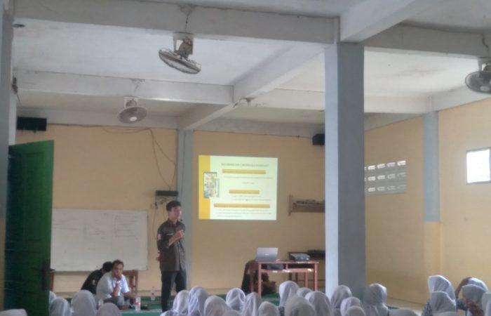 Mahasiswa Kelompok Studi Pasar Modal Tri Bhakti Business School memaparkan materi di SMK YAPIN Kota Bekasi
