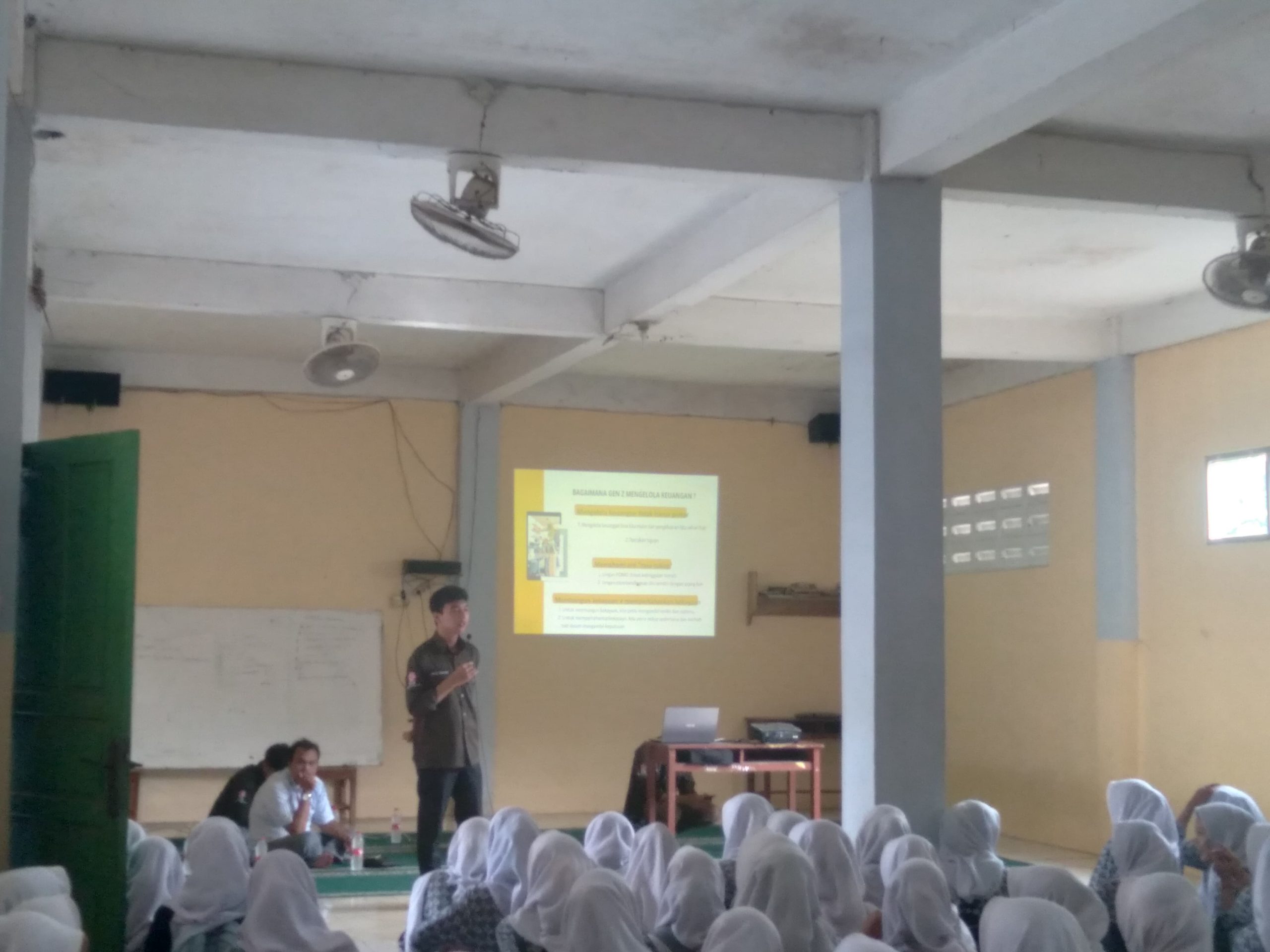 Mahasiswa Kelompok Studi Pasar Modal Tri Bhakti Business School memaparkan materi di SMK YAPIN Kota Bekasi