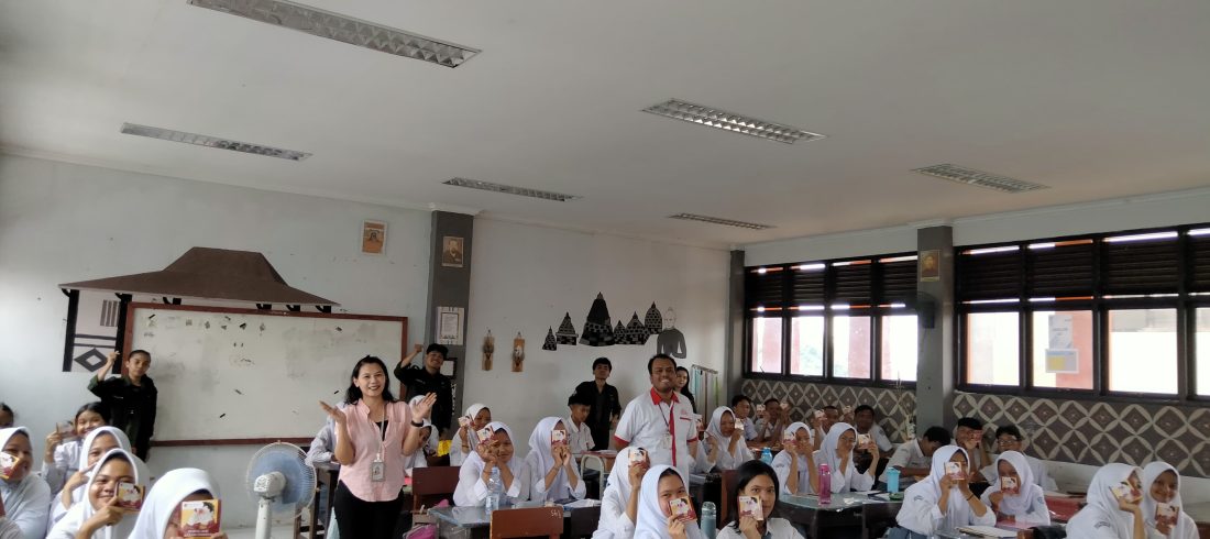 Foto bersasama kegiatan SMAN 7 Tambun selatan, Novian Sihmawati, S.Kom., KSPM., Irvan F.C Oentoeng, SE., MM.