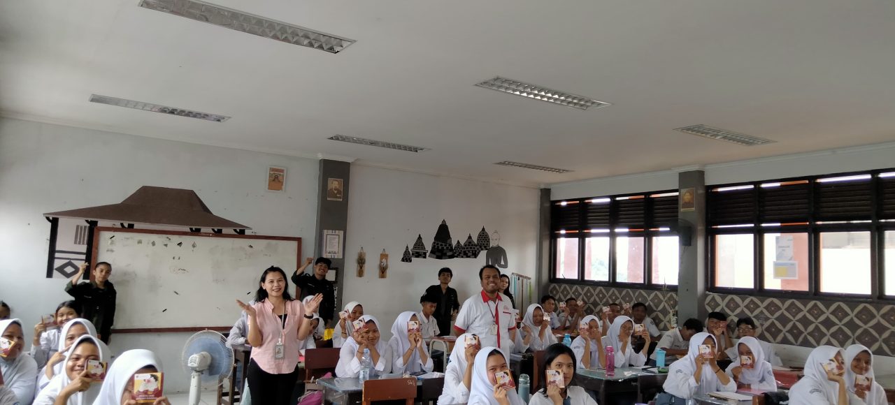 Foto bersasama kegiatan SMAN 7 Tambun selatan, Novian Sihmawati, S.Kom., KSPM., Irvan F.C Oentoeng, SE., MM.