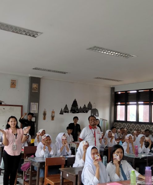 Foto bersasama kegiatan SMAN 7 Tambun selatan, Novian Sihmawati, S.Kom., KSPM., Irvan F.C Oentoeng, SE., MM.