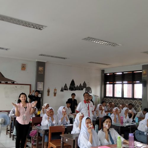 Foto bersasama kegiatan SMAN 7 Tambun selatan, Novian Sihmawati, S.Kom., KSPM., Irvan F.C Oentoeng, SE., MM.