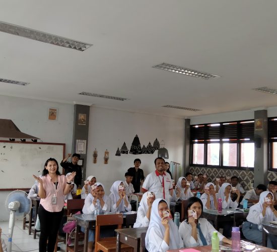 Foto bersasama kegiatan SMAN 7 Tambun selatan, Novian Sihmawati, S.Kom., KSPM., Irvan F.C Oentoeng, SE., MM.