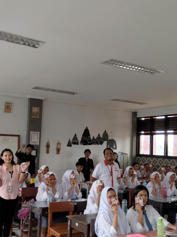Foto bersasama kegiatan SMAN 7 Tambun selatan, Novian Sihmawati, S.Kom., KSPM., Irvan F.C Oentoeng, SE., MM.